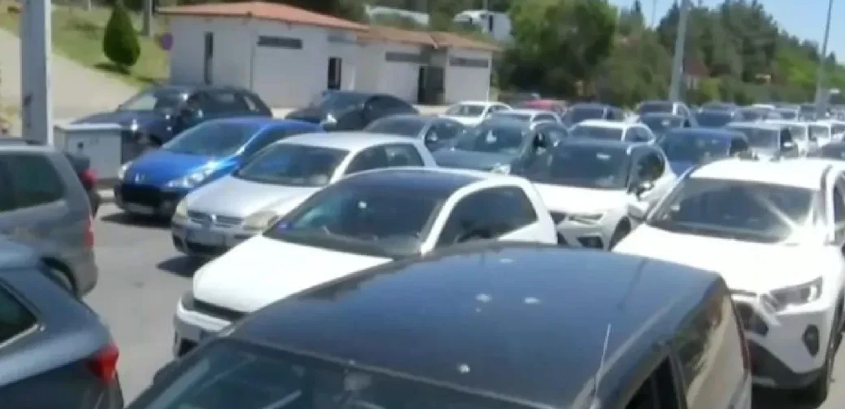 Στο «κόκκινο» το τελωνείο των Ευζώνων: Ουρές χιλιομέτρων και αναστολή των βιομετρικών ελέγχων (βίντεο)