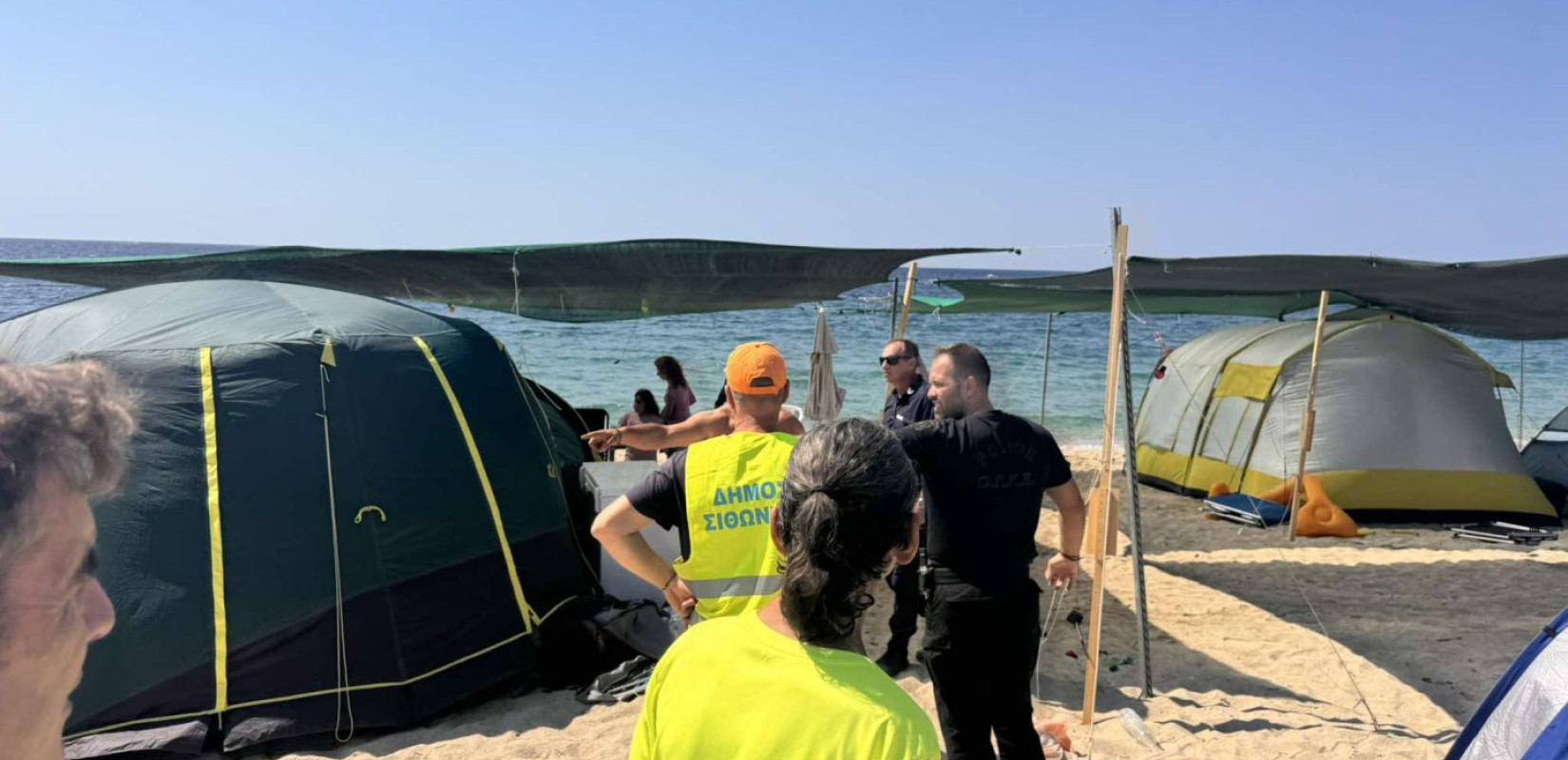 Δήμος Σιθωνίας: Ξηλώθηκαν αυθαίρετες κατασκηνώσεις σε παραλίες της Τορώνης