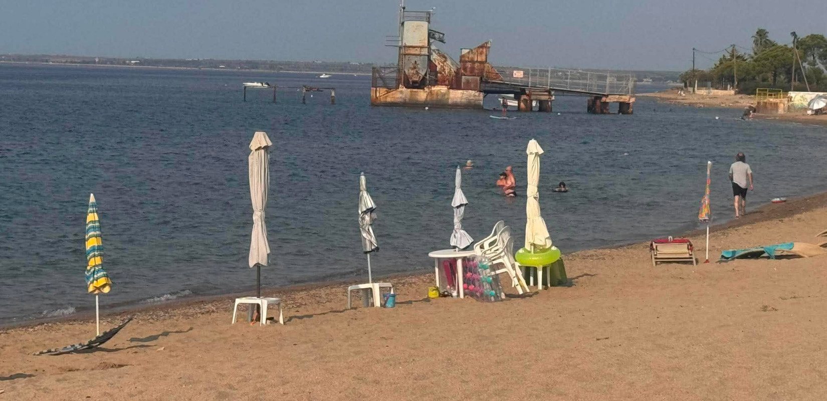 Χαλκιδική: «Μας πήραν τις ομπρέλες και βάλαμε άλλες»- «Ανακατάληψη» στην παραλία Γερακινής μέσα σε λίγες ώρες (βίντεο)