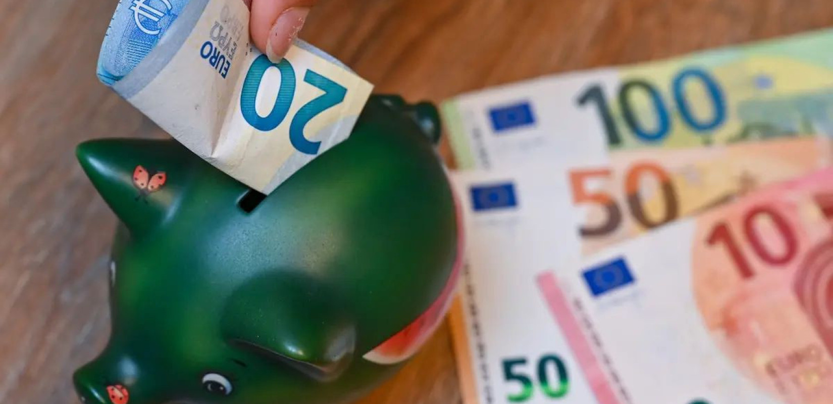 Σώζουν ό,τι μπορούν οι Ευρωπαίοι: Σπεύδουν σε αποταμίευση λόγω πληθωρισμού