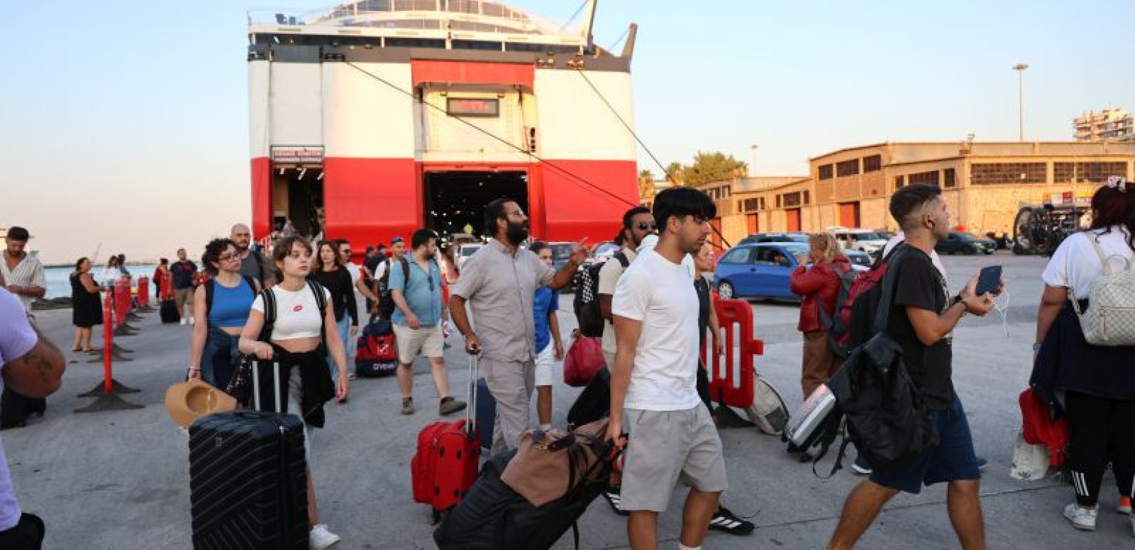 Βασίλης Κικίλιας στον Πειραιά: Επί ποδός το Λιμενικό για την κορύφωση της επιστροφής των εκδρομέων (βίντεο)