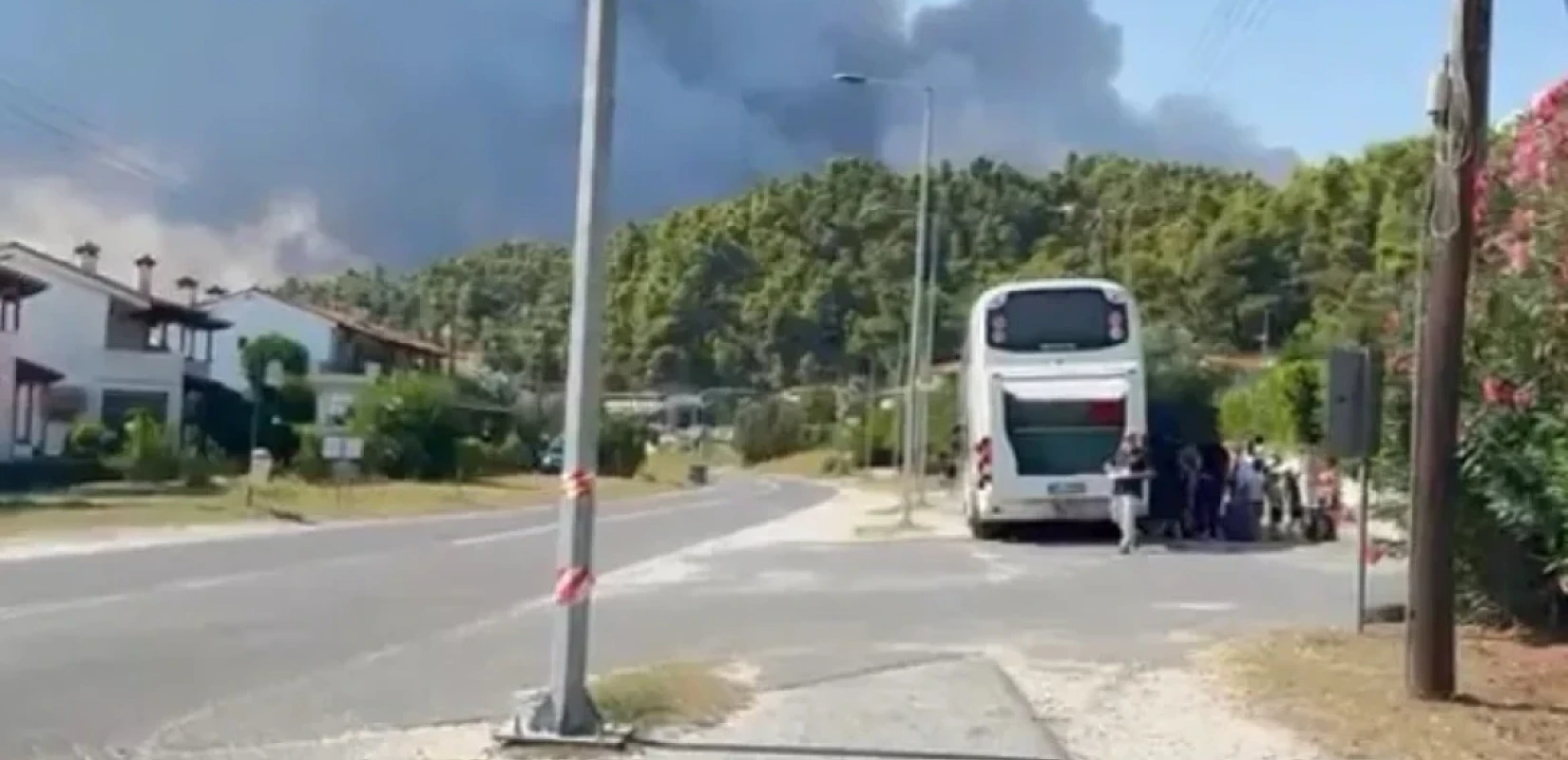 Χαλκιδική: Εκκενώθηκε ξενοδοχείο με παιδιά από την Ουκρανία λόγω της φωτιάς στη Φούρκα