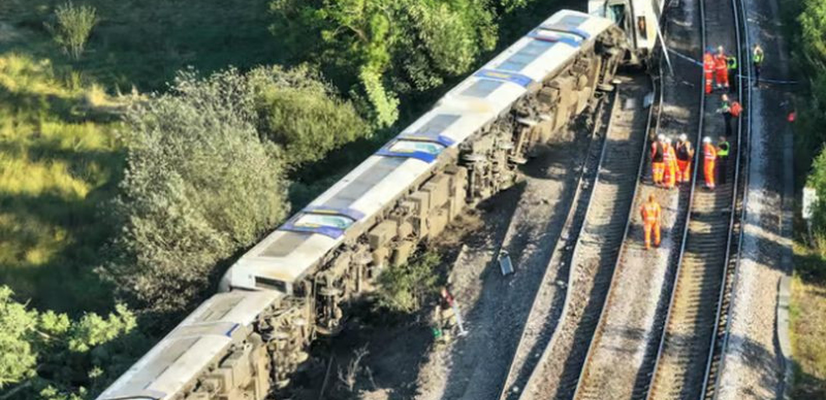 Συναγερμός στη Βρετανία: Εκτροχιάστηκε τρένο με 150 επιβάτες - Στο νοσοκομείο 20 άτομα μετά την ανατροπή βαγονιών (βίντεο)