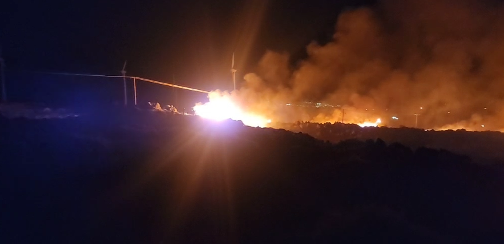 Κρήτη: Φωτιά στη Σητεία κοντά σε πάρκο με ανεμογεννήτριες - Δυσχεραίνουν την κατάσβεση οι ισχυροί άνεμοι (βίντεο)