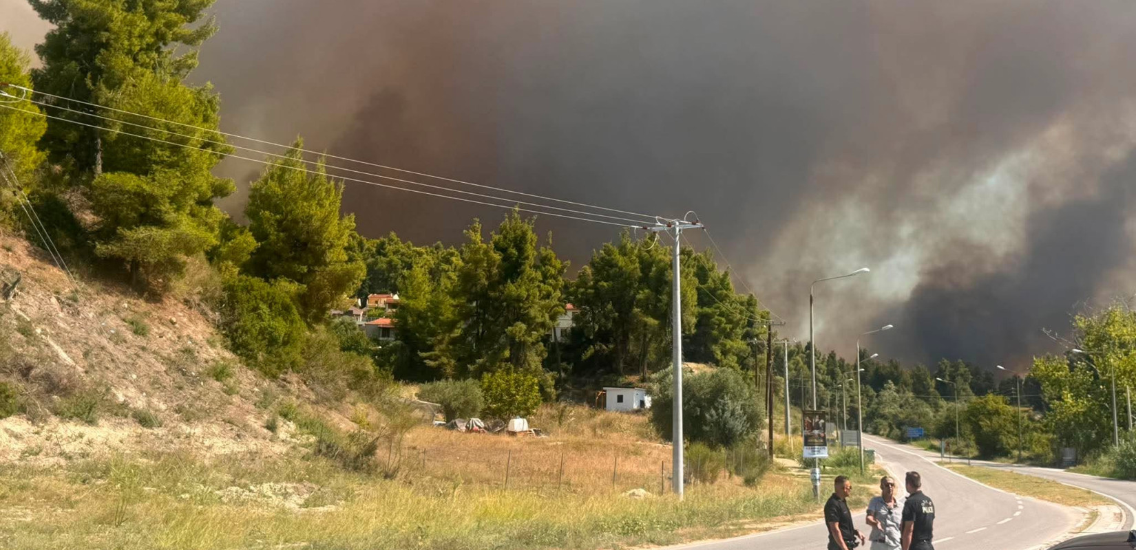 Φωτιά στη Χαλκιδική - Δήμαρχος Κασσάνδρας: Οι φλόγες έφτασαν στη θάλασσα