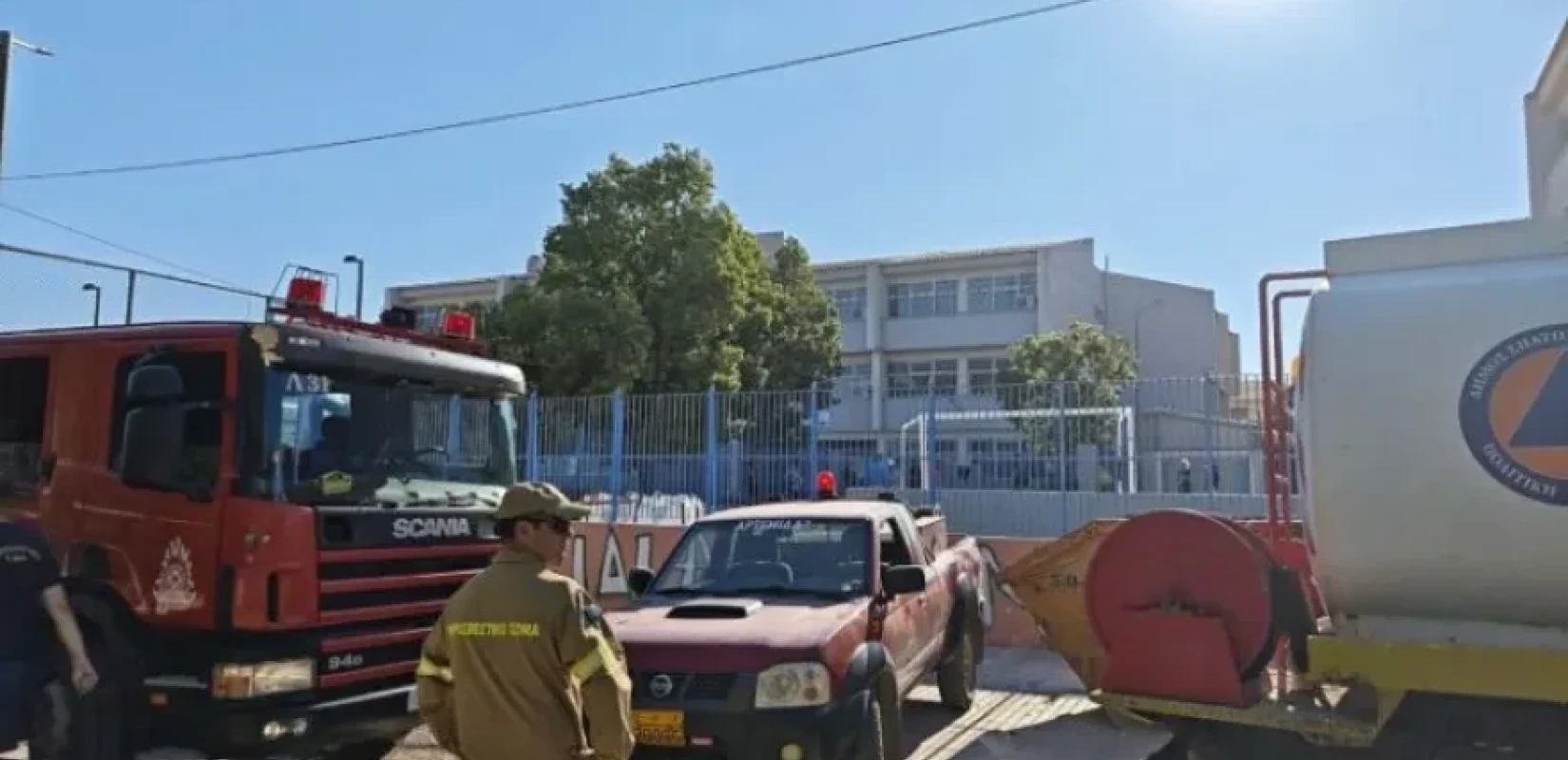 Αττική: Φωτιά στη στέγη σχολείου στην Αρτέμιδα