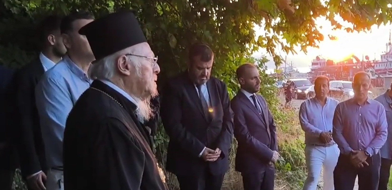 Ο Οικουμενικός Πατριάρχης ψέλνει το Φως Ιλαρόν στα ερείπια της  Ι. Μονής Παναγίας Φανερωμένης Κυζίκου - Δείτε βίντεο