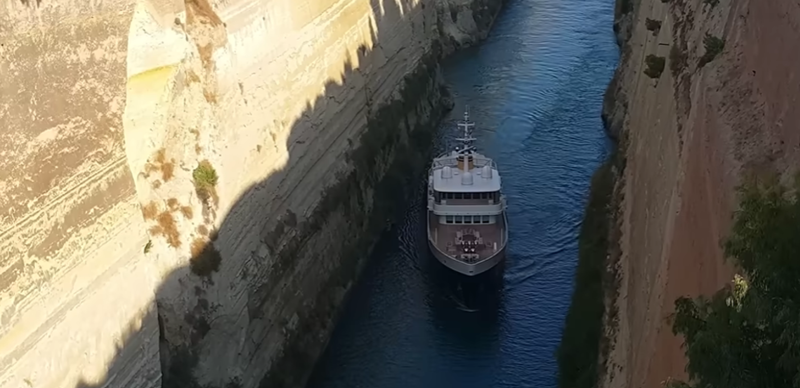 Ατύχημα στον Ισθμό της Κορίνθου: Πολυτελές superyacht 50 εκατομμυρίων δολαρίων προσέκρουσε στα τοιχώματα της διώρυγας (βίντεο)