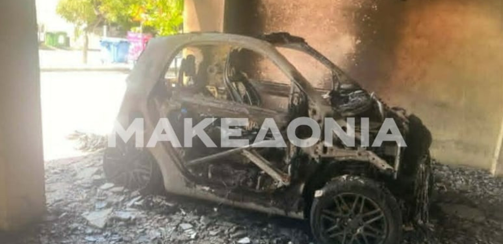 Θεσσαλονίκη: Εκρήξεις σε πυλωτή πολυκατοικίας στην Πολίχνη- Κάηκε ολοσχερώς αυτοκίνητο Αντιδημάρχου