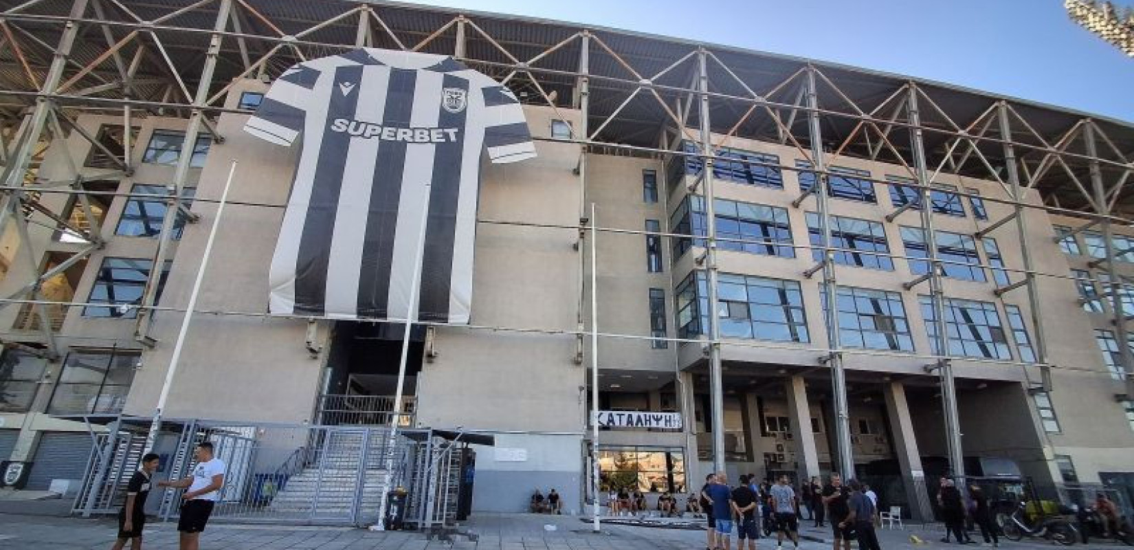 «Φορτσάρουν» οι οπαδοί του ΠΑΟΚ: Δεύτερη ημέρα διαμαρτυριών έξω από την Τούμπα για την πώληση του Κωνσταντέλια
