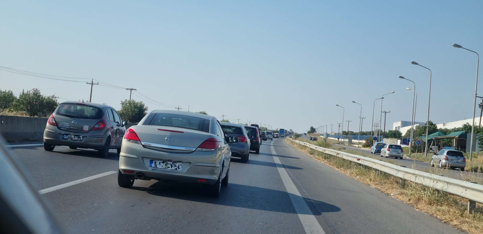 Χαλκιδική: Γεμάτες οι παραλίες για τις τελευταίες βουτιές - Ξεκίνησε η επιστροφή των εκδρομέων