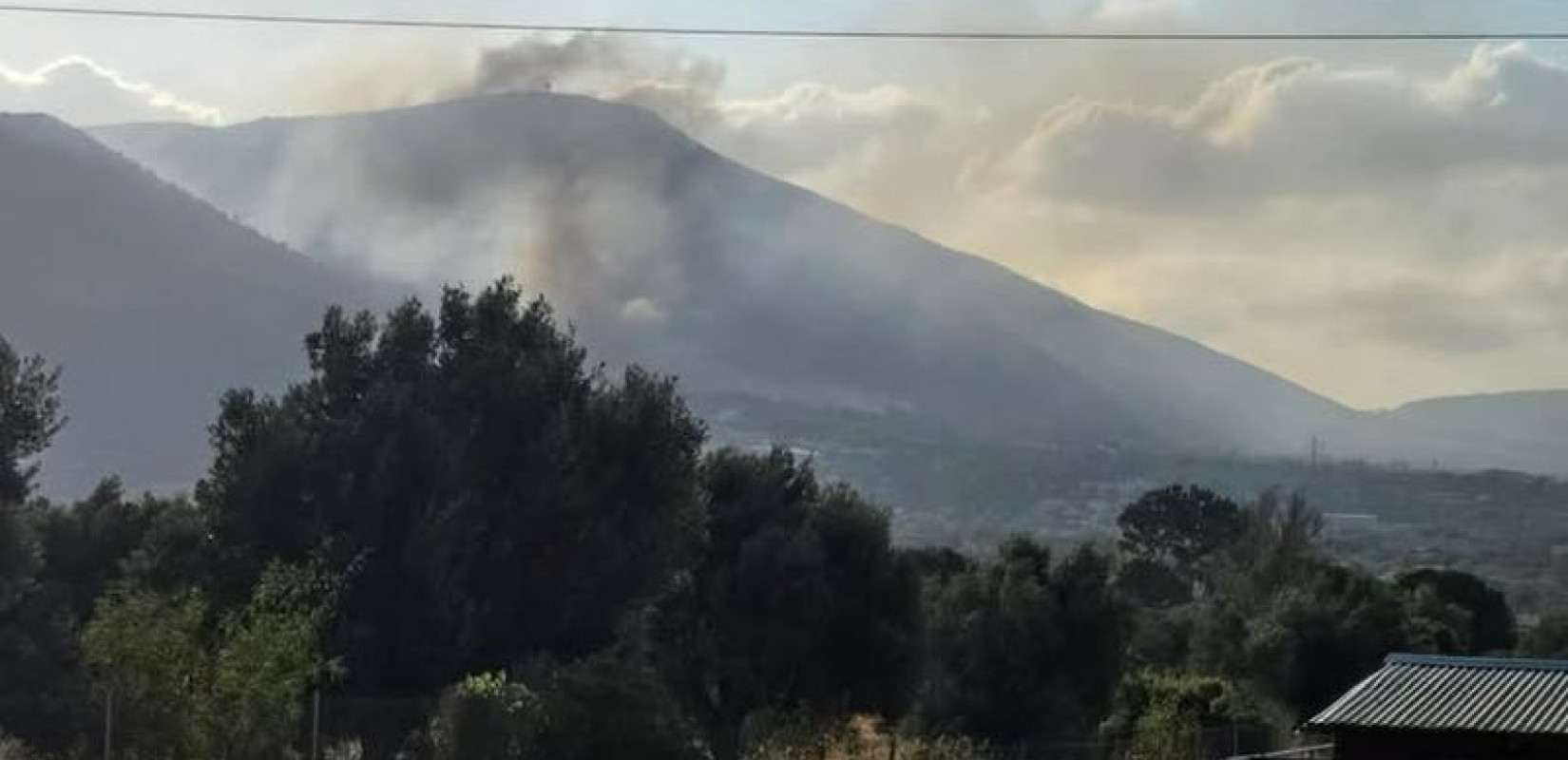 Φωτιά στον Κουβαρά Αττικής: Μήνυμα από το 112 για εκκένωση του Αγίου Στυλιανού - Ισχυρές επίγειες και εναέριες δυνάμεις στο μέτωπο
