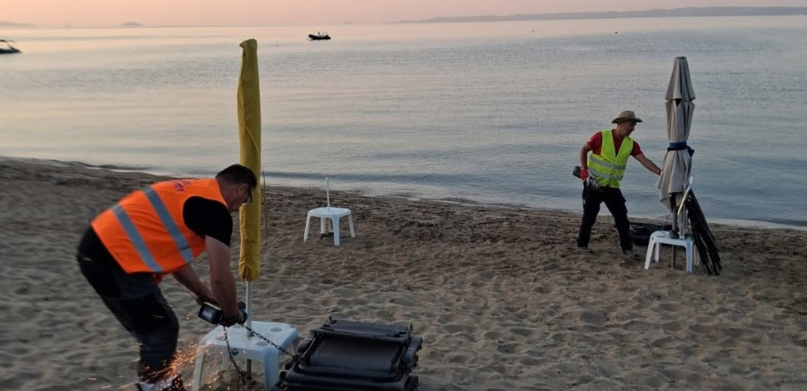 Χαλκιδική: Ξηλώθηκαν περίπου 100 ομπρέλες και ξαπλώστρες από τη Γερακινή