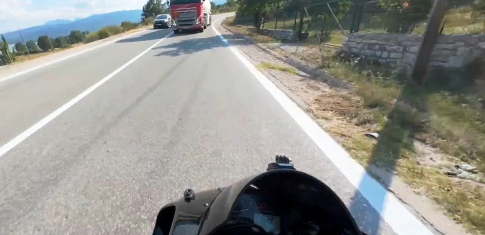 Ταυτοποιήθηκε ο οδηγός του βυτιοφόρου που έκανε επικίνδυνη προσπέραση σε τυφλό σημείο στη Λίμνη Πλαστήρα
