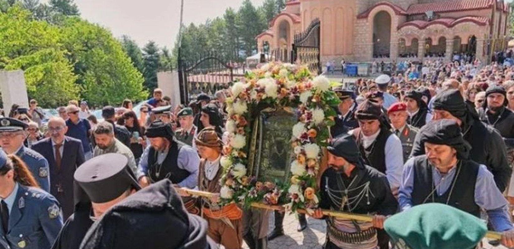 Ζιπκαλήδες μεταφέρουν την εικόνα της Παναγίας Σουμελά. Δεκαπενταύγουστος 2025 (φωτ.: Flickr / ΙΜ Βεροίας / Γεράσιμος Μπεκές)