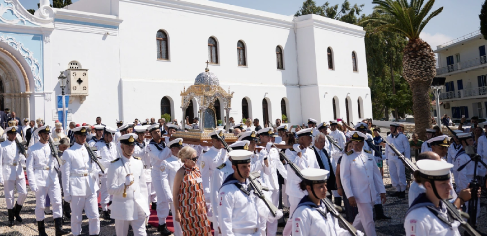 Τήνος: Με λαμπρότητα η λιτάνευση της εικόνας της Παναγίας – Χιλιάδες προσκυνητές στη Μεγαλόχαρη