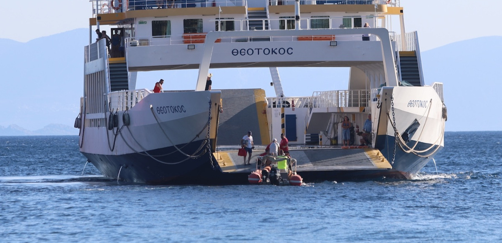 Σαλαμίνα: Συνεχίζεται η μεγάλη επιχείρηση απομάκρυνσης πολιτών, λόγω των πυρκαγιών