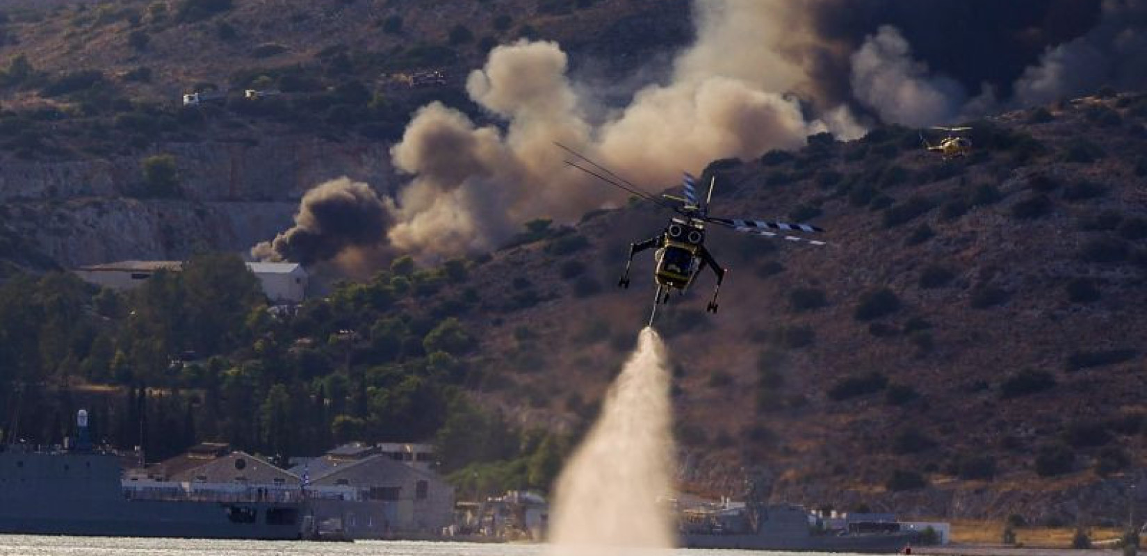 Φωτιά στη Σαλαμίνα: Υπό έλεγχο το μέτωπο στο Ελληνικό