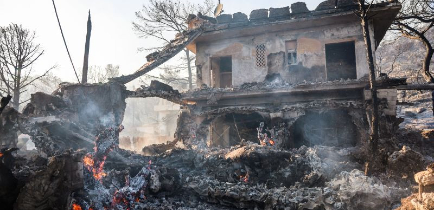 Σαλαμίνα, η επόμενη μέρα: Δύο νεκροί, 9 εγκαυματίες και μάχη με τις αναζωπυρώσεις στα Περιστέρια (βίντεο)