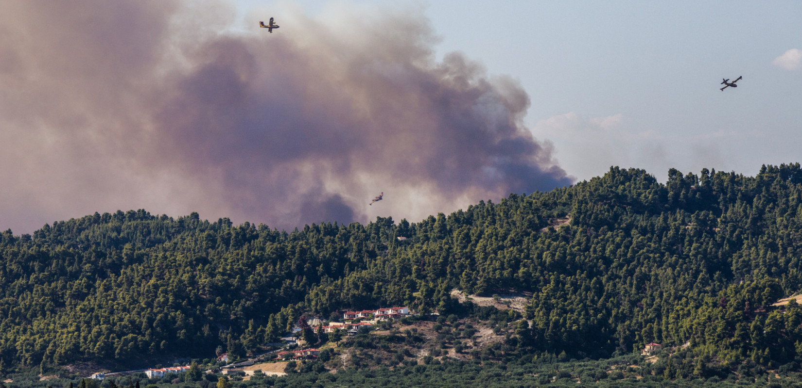 Δραματικές ώρες στη Χαλκιδική: Η φωτιά καίει σπίτια - Εκκενώνονται Σίβηρη και Φούρκα - Απεγκλωβισμοί μέσω θαλάσσης (βίντεο)