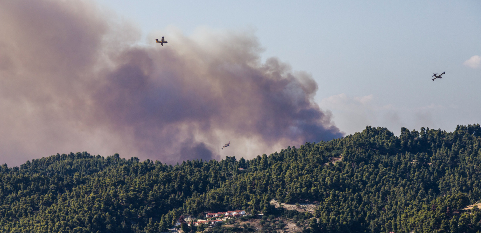 Ως την Πιερία έφτασε ο καπνός από την μεγάλη φωτιά στην Χαλκιδική - Τι δείχνει εικόνα δορυφόρου