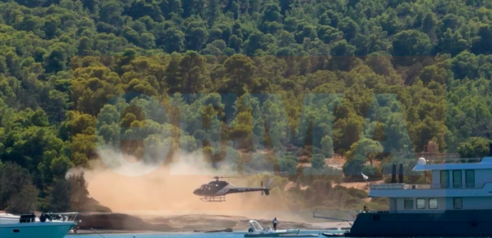 Ελικόπτερο προσγειώθηκε σε παραλία με λουόμενους στις Σπέτσες - έρευνα από τις Αρχές
