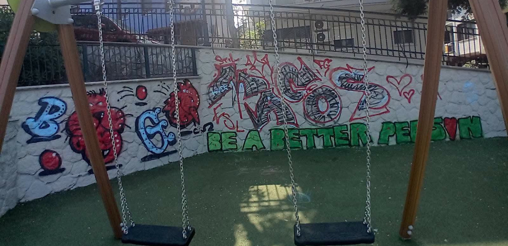 Θεσσαλονίκη: Με συνθήματα και μουτζούρες βανδαλίστηκε η παιδική χαρά Τερψιθέας - Είχε παραδοθεί την περασμένη Παρασκευή