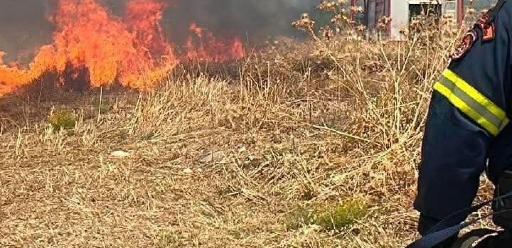 Θεσσαλονίκη: Σε ύφεση η πυρκαγιά στη Σίνδο