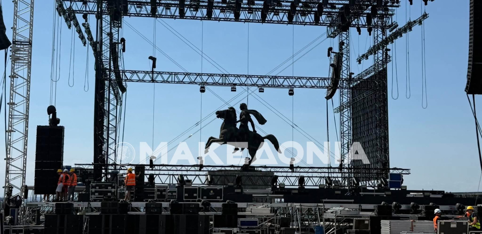 Θεσσαλονίκη: Οι προετοιμασίες  της συναυλίας του Ρέμου - Η σκηνή, οι εξέδρες, πως θα γίνει η είσοδος του τραγουδιστή (Δείτε φωτό - βίντεο)