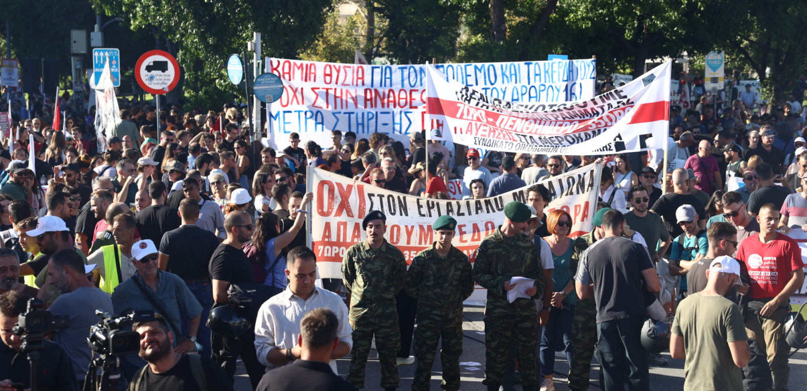 Θεσσαλονίκη - 90ή ΔΕΘ: Πλήθος κόσμου στη συγκέντρωση του ΠΑΜΕ - Κουτσούμπας: Λεφτά για μισθούς συντάξεις