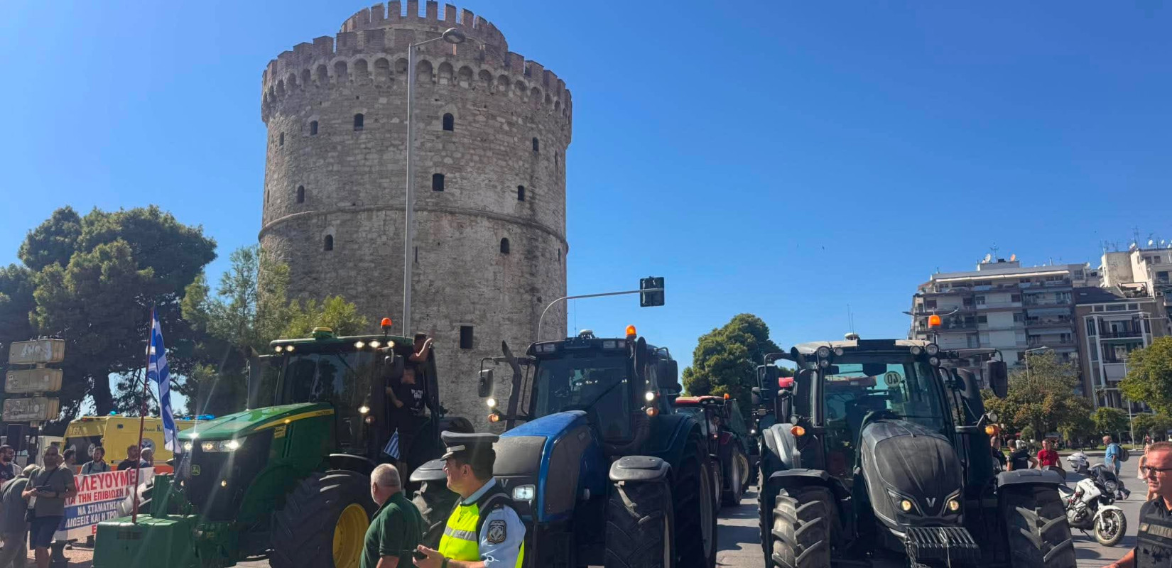 Θεσσαλονίκη: Πανδαιμόνιο στον Λευκό Πύργο και στη ΧΑΝΘ από δεκάδες αγρότες (βίντεο)