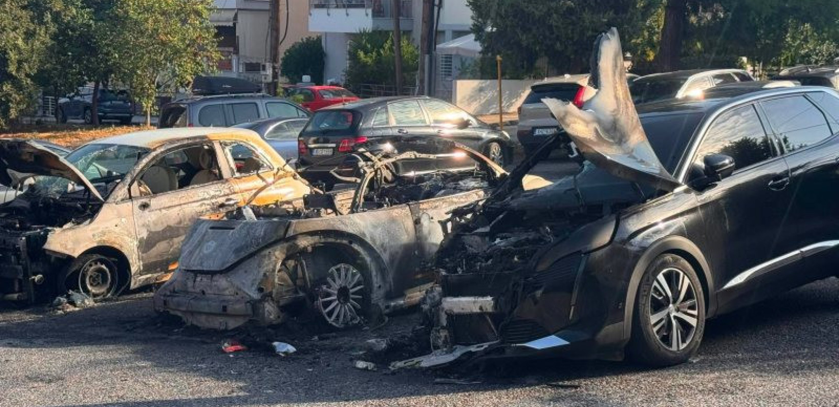 Θεσσαλονίκη: Συναγερμός στην Πυλαία για φωτιά σε σταθμευμένα αυτοκίνητα - Υλικές ζημιές σε τρία ΙΧ