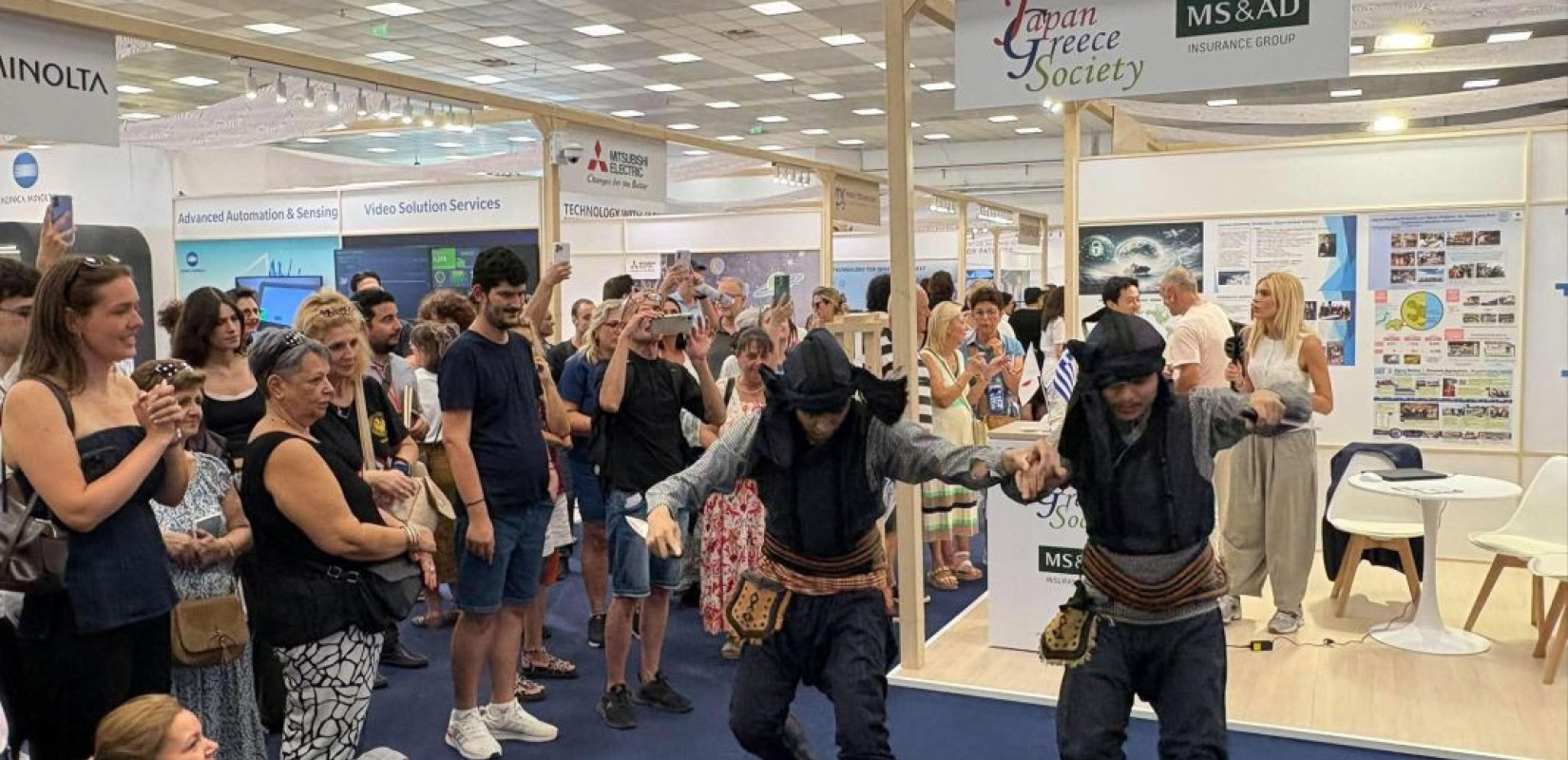 ΔΕΘ: Ιάπωνες μουσικοί και χορευτές ξεσήκωσαν τους επισκέπτες με ποντιακούς χορούς και λύρα (βίντεο)
