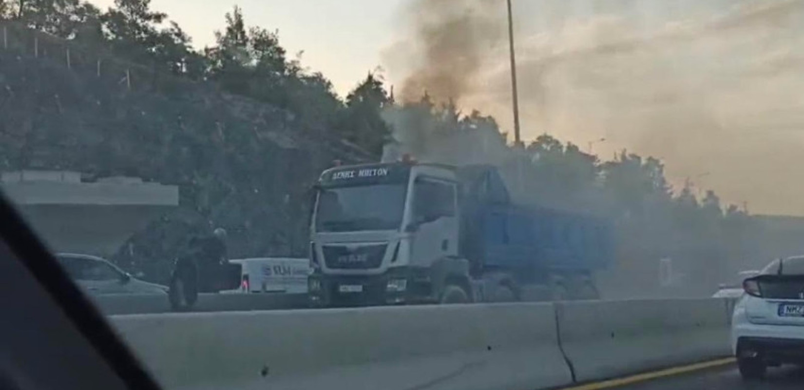 Θεσσαλονίκη: Φωτιά σε φορτηγό στον περιφερειακό - Πυκνοί καπνοί και μποτιλιάρισμα (βίντεο)