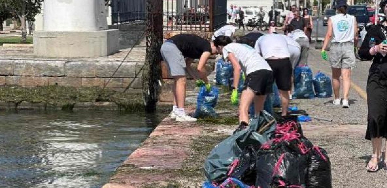 Θεσσαλονίκη: Εθελοντές μάζεψαν 366 κιλά σκουπίδια από τον Θερμαϊκό Κόλπο και 2 πατίνια