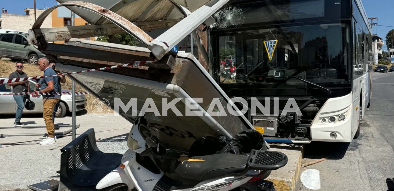 Θεσσαλονίκη: Αστικό λεωφορείο έπεσε σε στάση στην Νεάπολη- Τέσσερις τραυματίες, δύο γυναίκες σοβαρά - Δείτε βίντεο και φωτογραφίες