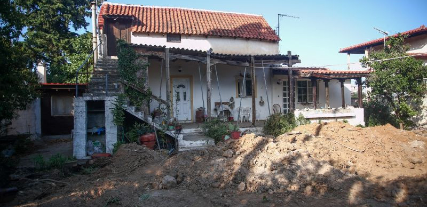 Σε απόλυτο θρίλερ εξελίσσεται η υπόθεση στον Μαραθώνα - Τυλιγμένα με νάιλον βρέθηκαν τα οστά της 90χρονης (βίντεο)