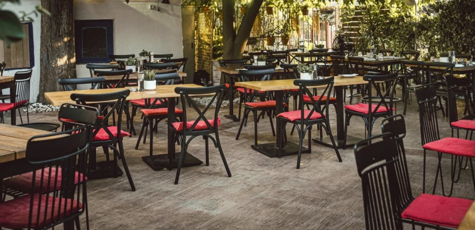 Πόρτα Ανοιχτή: Σε μια αυλή στη Σταυρούπολη, δε χρειάζεται να χτυπήσετε για να μπείτε, γιατί η πόρτα της μένει πάντα ανοιχτή!