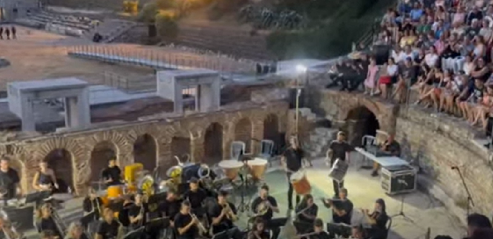 Θεσσαλονίκη: Η συναυλία κάτω από την Αυγουστιάτικη Πανσέληνο στο Ωδείο της Ρωμαϊκής Αγοράς