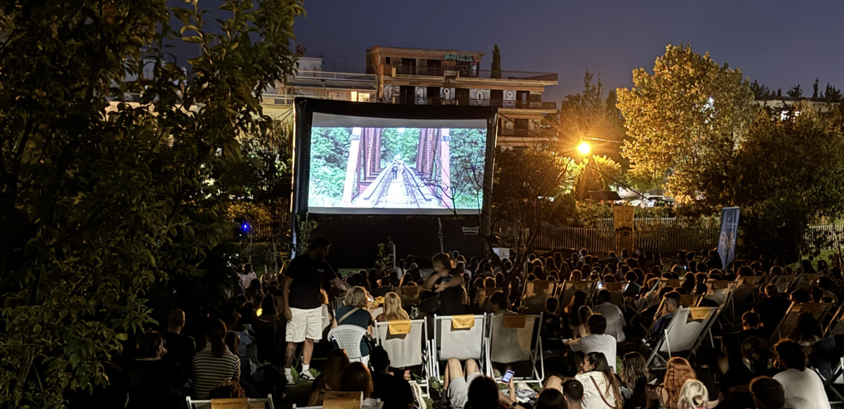 Ο αστικός αμπελώνας του Δήμου Θεσσαλονίκης μετατράπηκε σε υπαίθριο κινηματογράφος - Χιλιάδες άτομα στην προβολή