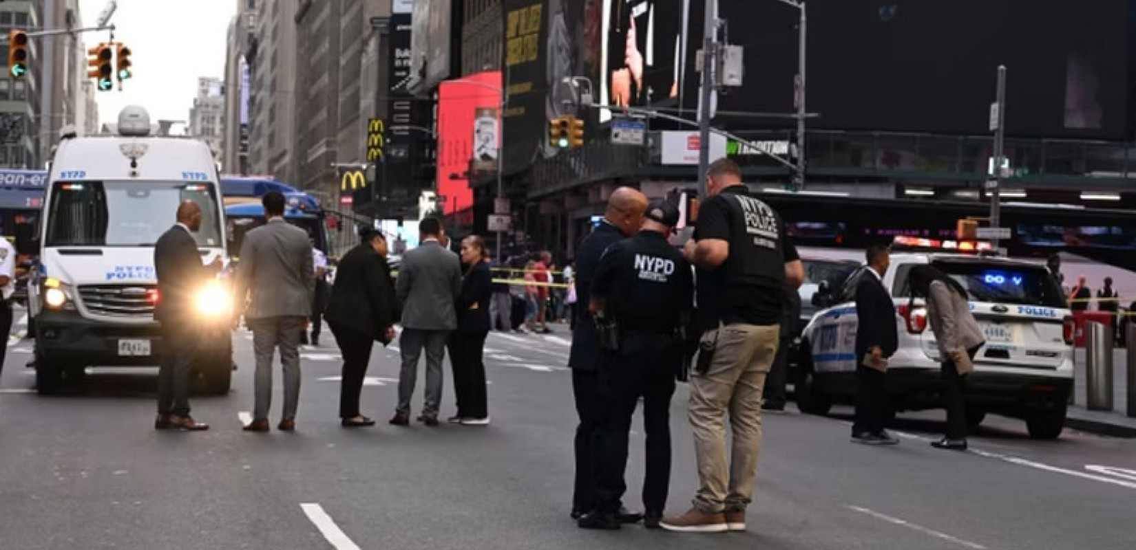 Μακελειό στην Times Square: Ψυχικά ασθενής μαχαίρωσε θανάσιμα γυναίκα και τραυμάτισε άνδρα προτού πέσει νεκρή από αστυνομικά πυρά