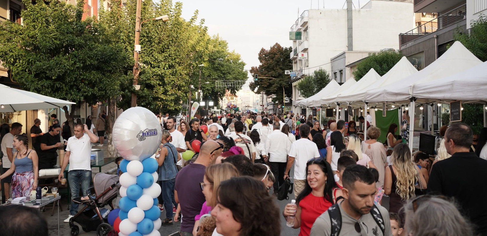 Εύοσμος: Ετοιμάζεται να… σπάσει τα ταμεία των εμπόρων η Λευκή Νύχτα - Στο «φουλ» οι μηχανές της αγοράς