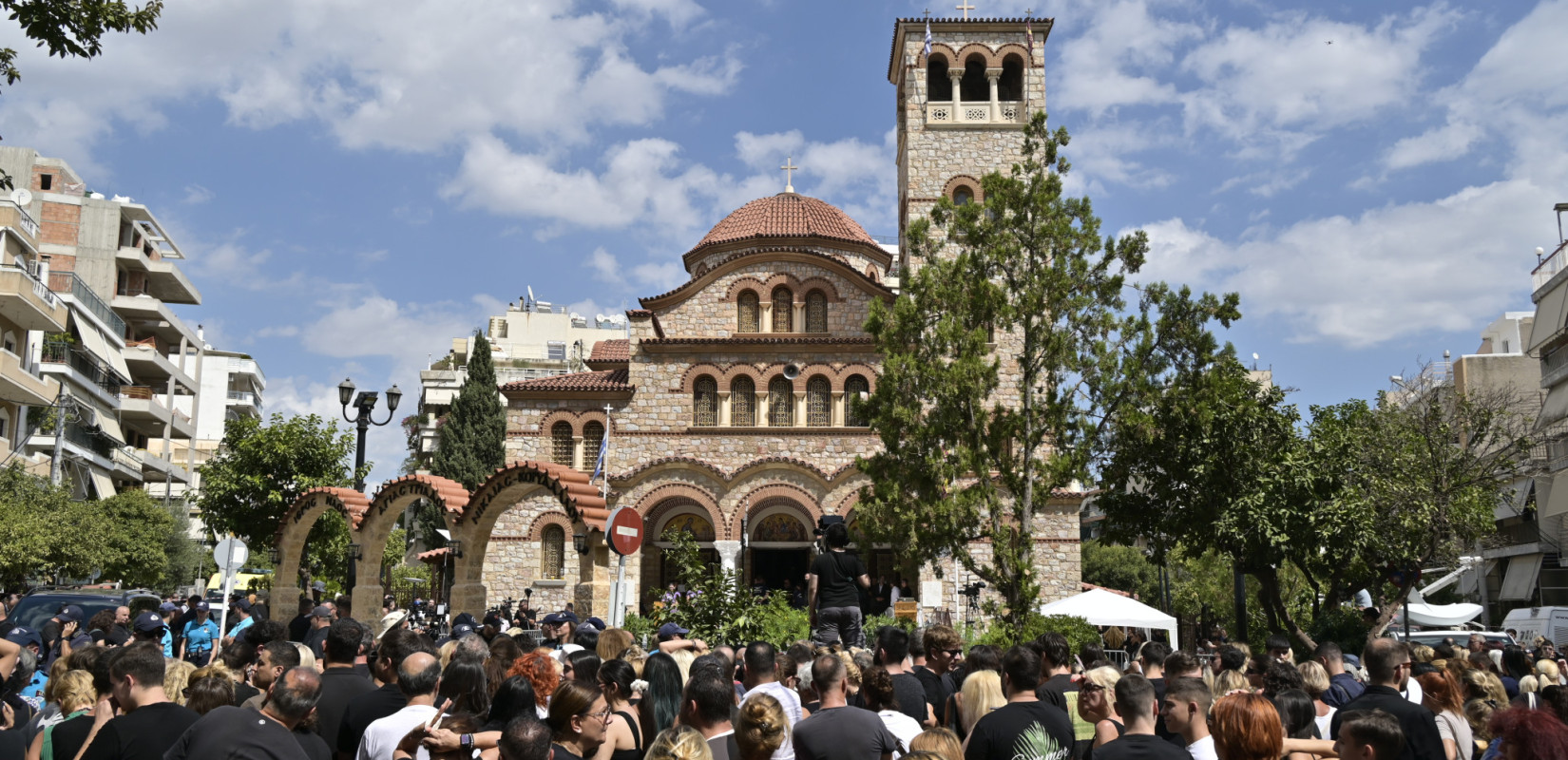 «Όσο ζω, ΜΑΖΩ» - Πάνδημο το τελευταίο χειροκρότημα στον Γιώργο Μαζωνάκη - Κοσμοσυρροή στην εξόδιο ακολουθία στη Νίκαια (βίντεο)