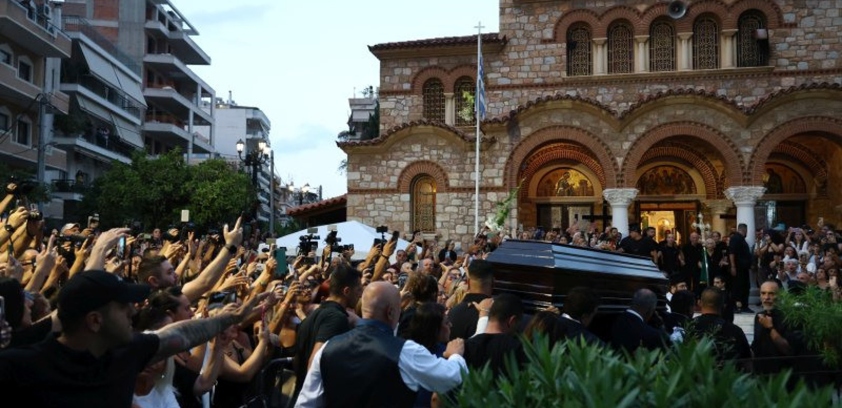 «Αυλαία» για τον Γιώργο Μαζωνάκη: Σήμερα στη Νίκαια το τελευταίο αντίο στο «παιδί της νύχτας» - Το μεσημέρι η εξόδιος ακολουθία