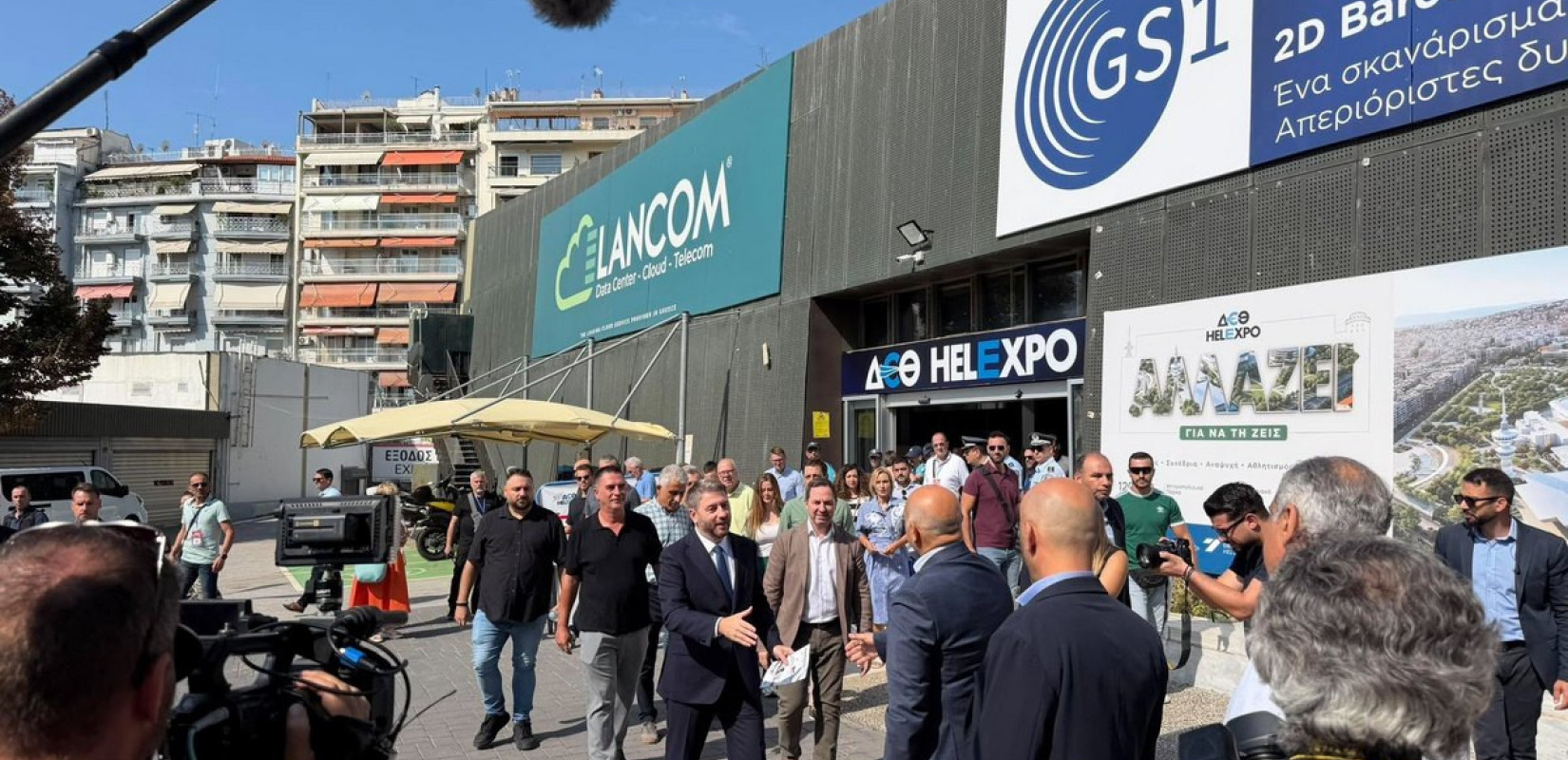 Η βόλτα Ανδρουλάκη στη ΔΕΘ, οι selfies και το… πινγκ πονγκ