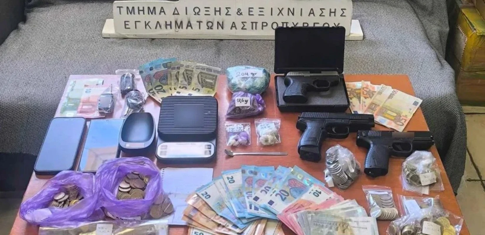 Περιστέρι: Καφετέρια-«ορμητήριο» διακίνησης ναρκωτικών - Συνελήφθη ο 33χρονος ιδιοκτήτης και 39χρονος διανομέας (βίντεο)