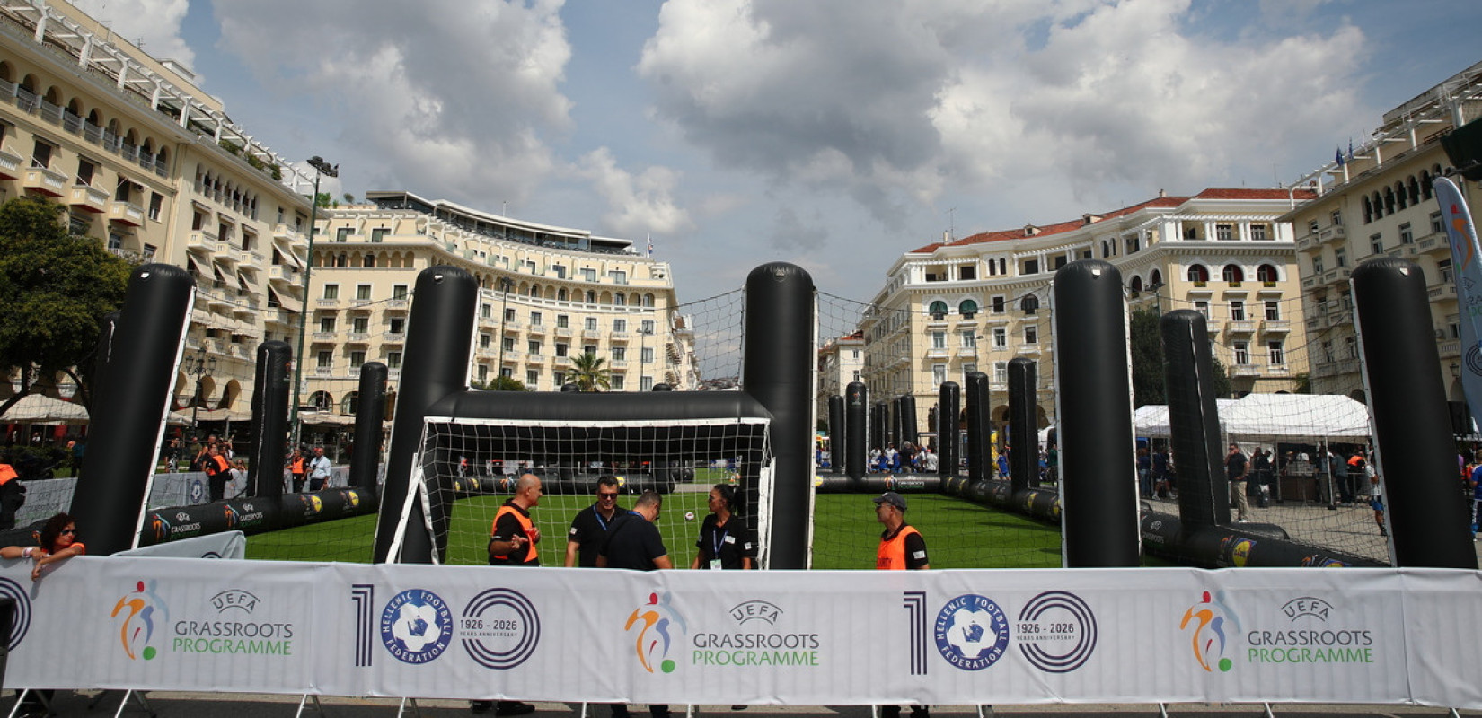 «Football for Schools»: Η πλατεία Αριστοτέλους μετατράπηκε σε γήπεδο ποδοσφαίρου