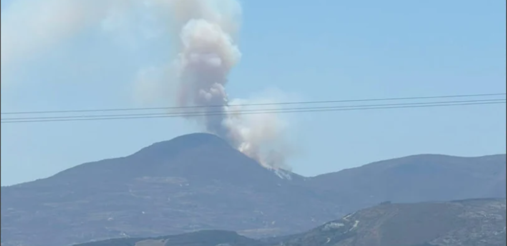 Φωτιά στην Πάρο: Καλύτερη η εικόνα - Επιχειρούν 6 εναέρια μέσα