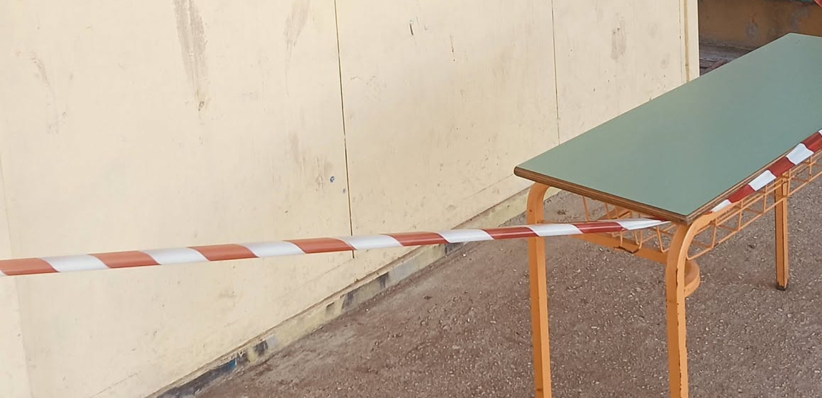 Θεσσαλονίκη: Πεσμένοι σοβάδες, μούχλα και βανδαλισμοί σε δημοτικό σχολείο