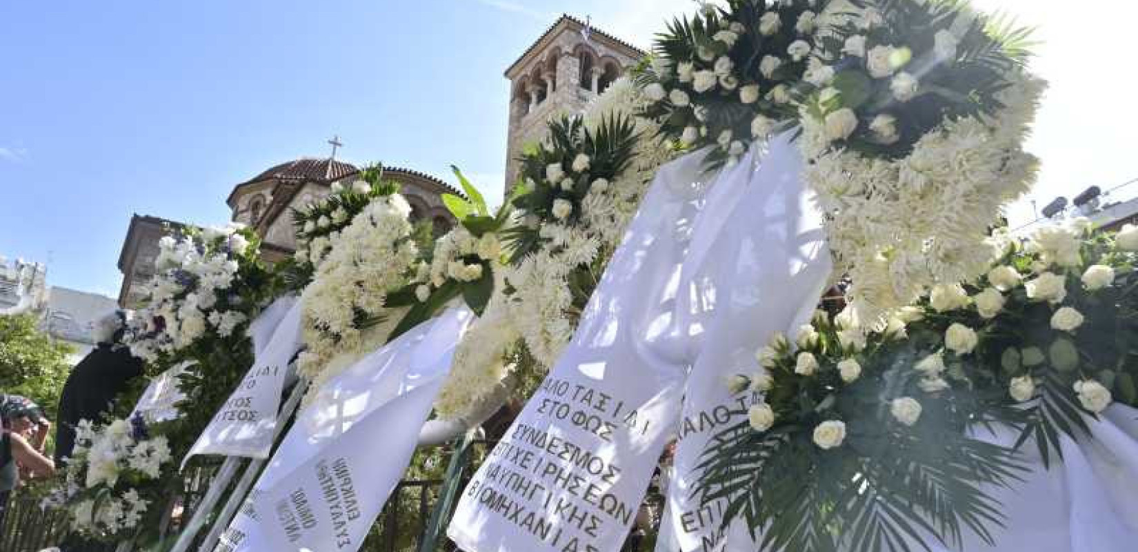 «Ώρες μικρές» στη Νίκαια: Με λουλούδια και δάκρυα ο κόσμος αποχαιρετά τον Γιώργο Μαζωνάκη (βίντεο)